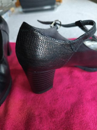 Zapatos de tacón negros con tira