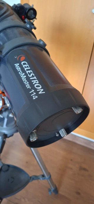Telescopio astronómico con trípode