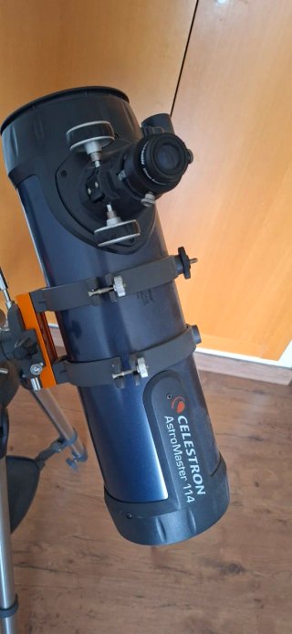 Telescopio astronómico con trípode