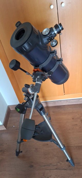 Telescopio astronómico con trípode