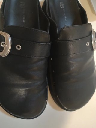 Zuecos Pull&Bear negros con tachuelas