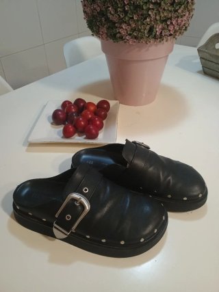 Zuecos Pull&Bear negros con tachuelas