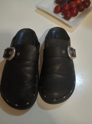 Zuecos Pull&Bear negros con tachuelas