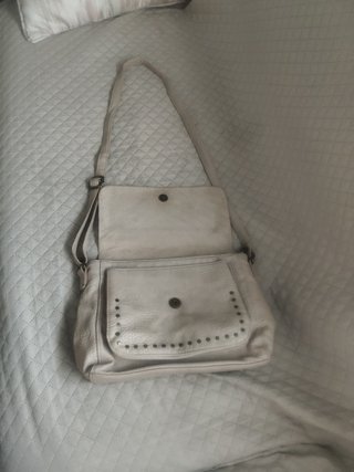Bolso bandolero piel  beige tachuelas