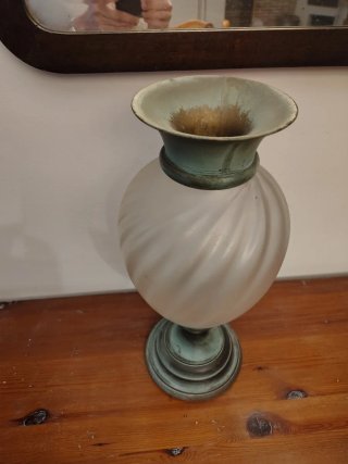 Jarrón de cristal y metal verde