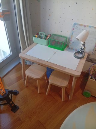 Mesa infantil Ikea con 2 taburetes