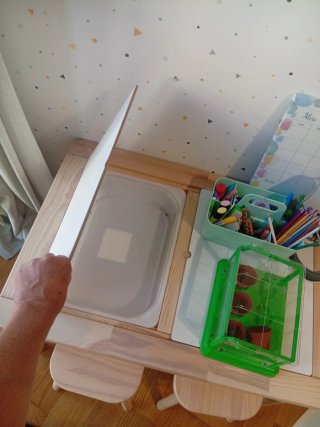 Mesa infantil Ikea con 2 taburetes