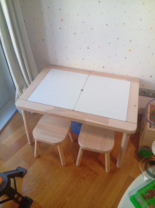 Mesa infantil Ikea con 2 taburetes