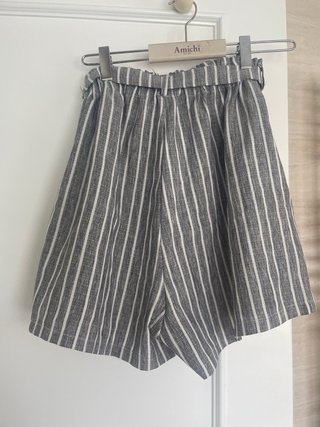 Shorts de rayas grises y blancas