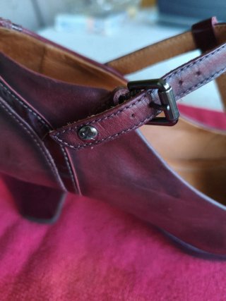 Zapatos Pikolinos, color burdeos. Tacón de 5 CMS.