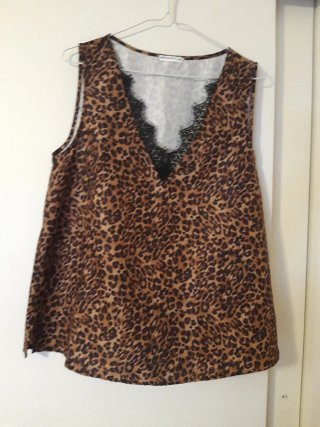Blusa con estampado de leopardo y encaje