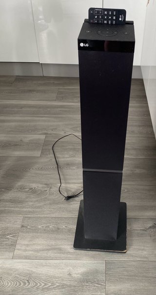 Torre de Sonido LG Negra 95 cm de altura