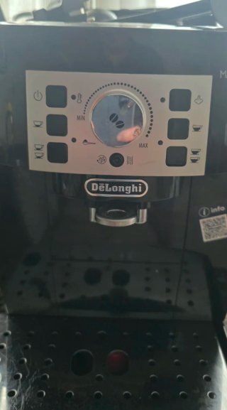 Cafetera DeLonghi Magnifica Negra