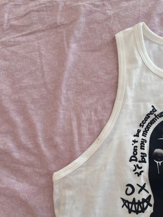 Canottiera crop streetwear con stampa