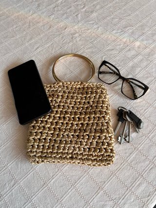 Bolso fiesta tejido mano con asa dorada