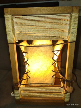 Lampada artigianale in legno e corda