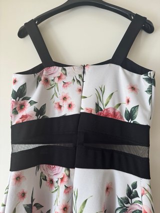 Abito elegante floreale con dettagli in pizzo
