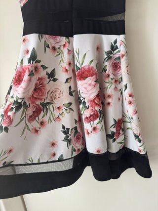Abito elegante floreale con dettagli in pizzo