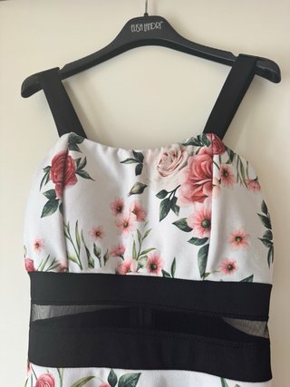 Abito elegante floreale con dettagli in pizzo