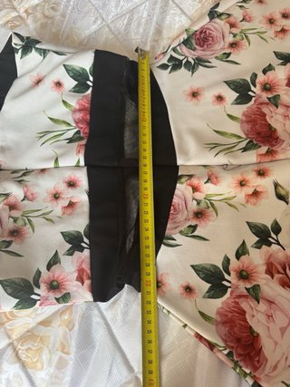 Abito elegante floreale con dettagli in pizzo