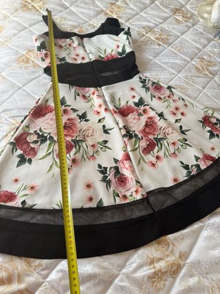 Abito elegante floreale con dettagli in pizzo