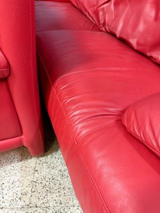Sofá de piel color rojo