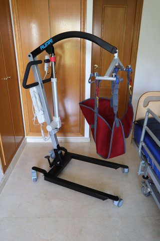 Cama Articulada Hospitalaria y Grúa Eléctrica