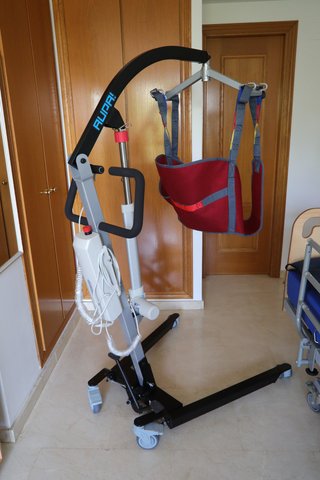 Cama Articulada Hospitalaria y Grúa Eléctrica