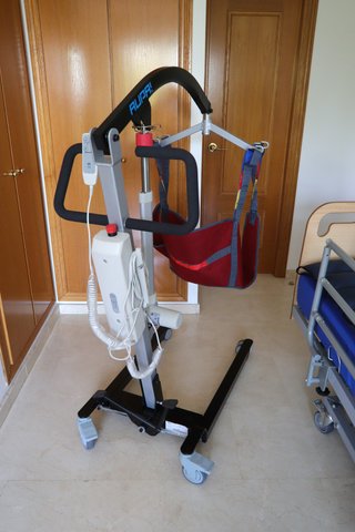 Cama Articulada Hospitalaria y Grúa Eléctrica
