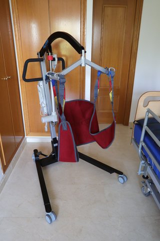Cama Articulada Hospitalaria y Grúa Eléctrica