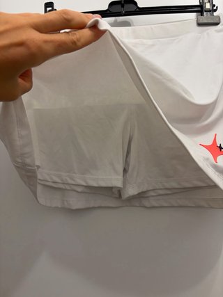 Falda deportiva blanca con detalle estrella