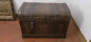 Baúl antiguo de madera y metal