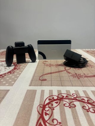 Nintendo Switch OLED Bianca Completa + Custodia