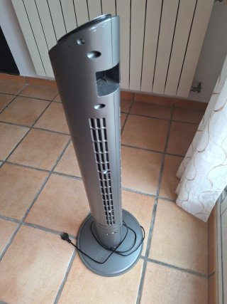 Ventilador de pie negro y gris