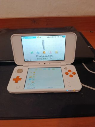 Nintendo 2DS XL Arancione e Bianco