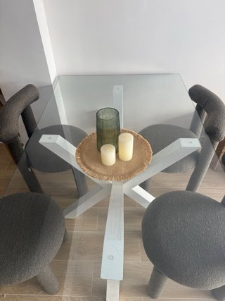 Mesa de comedor de cristal y madera blanca