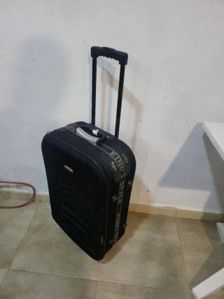 Maleta de viaje negra con ruedas