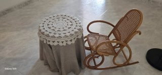 Mesa auxiliar redonda con mantel