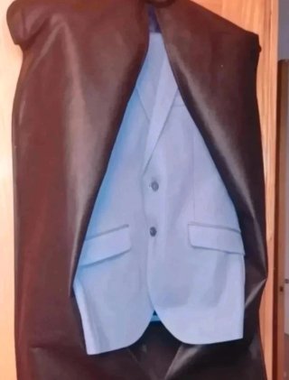 Traje de chaqueta y pantalón azul.