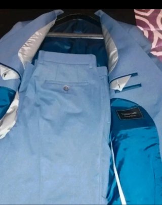 Traje de chaqueta y pantalón azul.