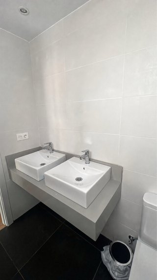 2 Lavabos de Baño Cuadrados con los grifos a juego