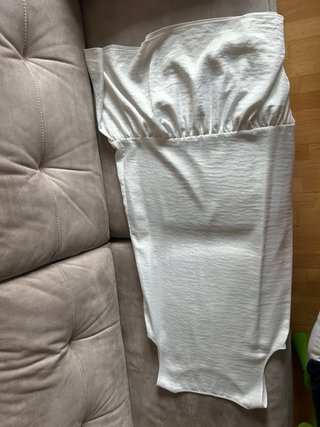 Vestido blanco sin mangas con volantes