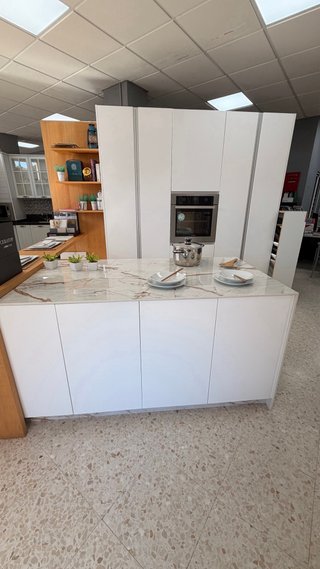 Cocina blanca mate antihuellas y mármol