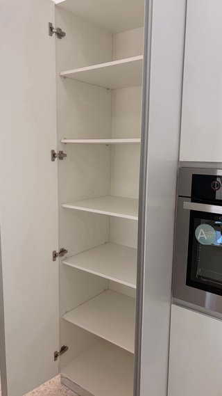 Cocina blanca mate antihuellas y mármol