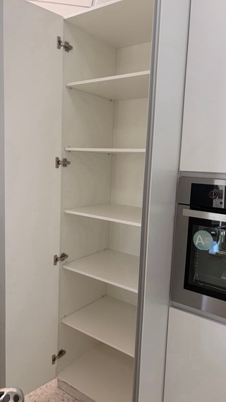 Cocina blanca mate antihuellas y mármol