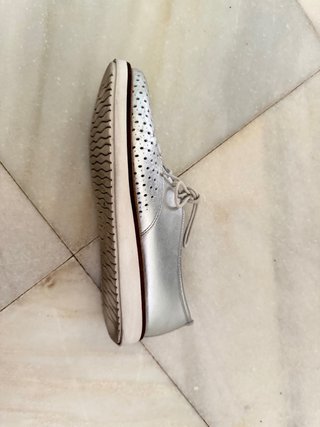Zapatos Clarks plateados perforados