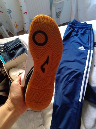 Consegna di abbigliamento maschile