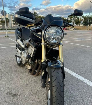Peugeot 207 2008 y Honda Hornet 600 2005