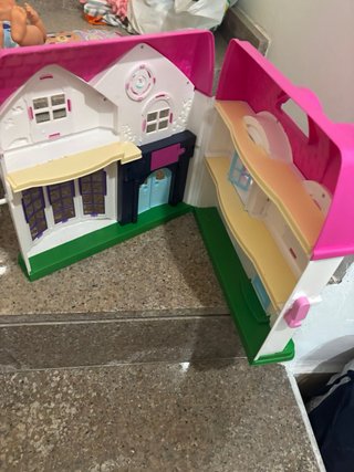 Casa delle bambole rosa e bianca