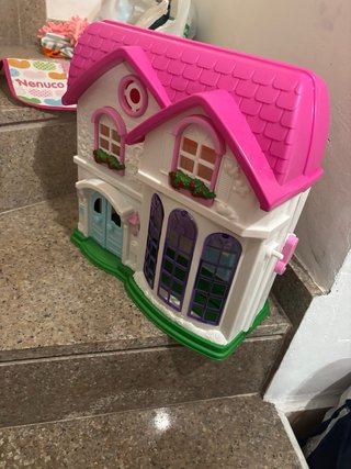 Casa delle bambole rosa e bianca